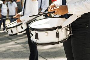 bateristas jugando trampa tambores en desfile. foto