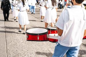 manos de un percusionista jugando un instrumento en un desfile. foto