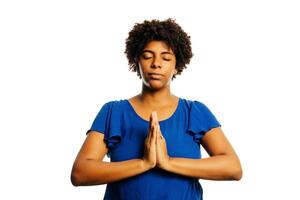 africano joven mujer practicando respiración yoga ejercicios en aislado terminado blanco antecedentes. foto