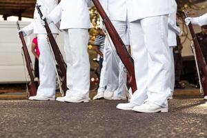 grupo de Armada fuerza vistiendo blanco bota participación un rifle la guerra. independencia y proteccion concepto. foto