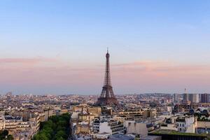 un hermosa imagen de el eiffel torre en París, el capital de Francia, con un maravilloso antecedentes en maravilloso natural colores foto