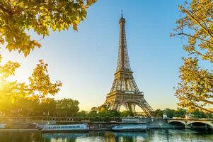un hermosa imagen de el eiffel torre en París, el capital de Francia, con un maravilloso antecedentes en maravilloso natural colores foto