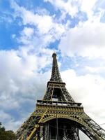 un hermosa imagen de el eiffel torre en París, el capital de Francia, con un maravilloso antecedentes en maravilloso natural colores foto