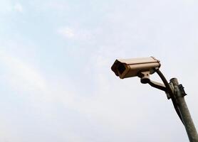 blanco vigilancia cámara o seguridad cctv o cerca circuito televisión con instalado en acero polo al aire libre y monitor y grabar para propiedad proteccion con blanco cielo antecedentes y Copiar espacio. foto