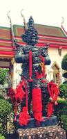 bangkok, Tailandia - marzo 3, 2024 estatua de tao wessuwan para Adoración y fe en santidad con antiguo Iglesia en tailandés templos religión, punto de referencia para viaje y exterior diseño en Asia estilo. foto