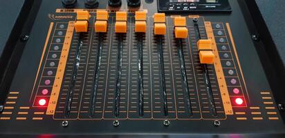 naranja botón de sonido mezclador panel equipo para mezcla o controlar audio sistema con selectivo atención técnica. tecnología, herramienta y digital dispositivo concepto. foto