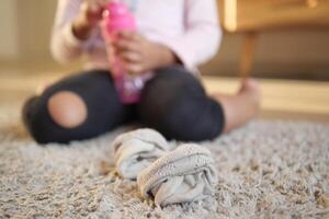 sucio niño calcetín en piso alfombra foto