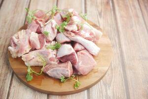 Cerca de carne cruda sobre una tabla de cortar sobre una tabla de cortar foto