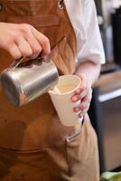 vierte sorteos Leche terminado un café , el concepto de haciendo latté Arte para capuchino foto