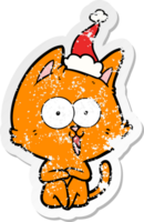 gracioso mano dibujado afligido pegatina dibujos animados de un gato vistiendo Papa Noel sombrero png