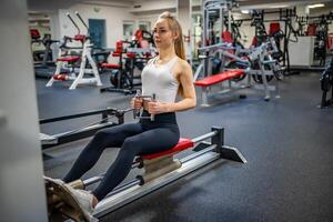 joven deporte mujer vistiendo deporte vestir haciendo ejercicio con aptitud equipo a gimnasia, ella ejercicio para fuerte espalda y bueno saludable. alto calidad foto