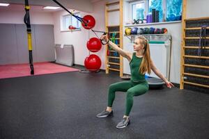 formación en el gimnasio para el figura corrección. joven mujer haciendo aptitud ejercicios a gimnasia. alto calidad foto