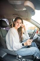 retrato de joven mujer dentro coche interior. el coche como un sitio en cuales un significativo parte de personas vive pasa alto calidad foto