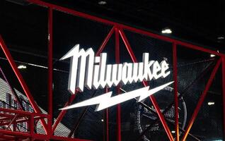 nonhaburi Tailandia 30 abril 2024 ligero caja cartelera con logo Milwaukee marca foto