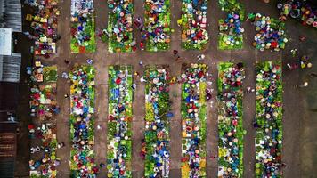 aéreo espaço de tempo do colorida local ao ar livre agricultores mercado dentro rural Vietnã. video