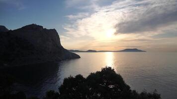 lever du soleil Matin vue de le océan avec montagnes dans le Contexte. Nouveau monde vue de le mer et montagnes de cap kapchik. video