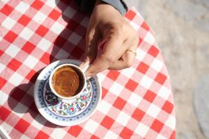parte superior ver de participación un un taza de turco café en mesa foto