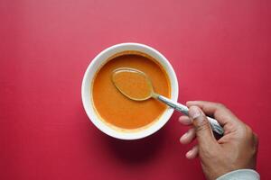 Fresco tomate sopa en mesa foto