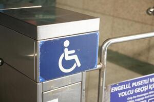 azul silla de ruedas símbolo desplegado a metro estación foto