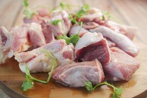 Cerca de carne cruda sobre una tabla de cortar sobre una tabla de cortar foto