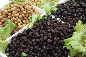 cubos de aceitunas para rebaja calle comida mercado foto