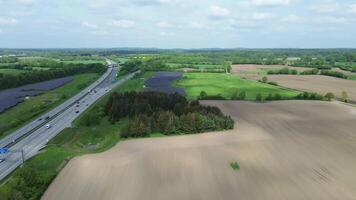 drone vol sur une allemand Autoroute avec beaucoup de circulation et grand solaire panneaux suivant à le route. video