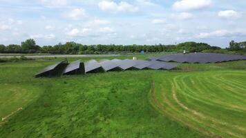 drone vol sur une allemand Autoroute avec beaucoup de circulation et grand solaire panneaux suivant à le route. video