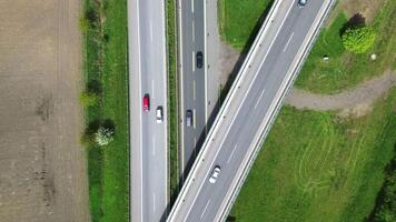 Drohne Aussicht von ein Autobahn im Deutschland mit ein Menge von der Verkehr und viele Grün Felder um Es. video