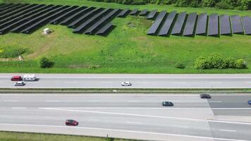 drone vol sur une allemand Autoroute avec beaucoup de circulation et grand solaire panneaux suivant à le route. video