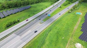 Drohne Aussicht von ein Autobahn im Deutschland mit ein Menge von der Verkehr und viele Grün Felder um Es. video