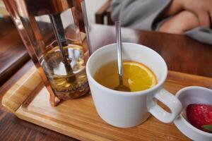 un taza de limón té en un mesa foto