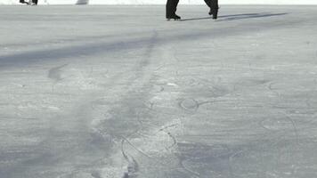 un par de figura patinadores en negro patines aprender un vals en hielo al aire libre video