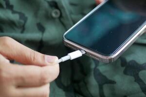 cargando inteligente teléfono con un cable foto