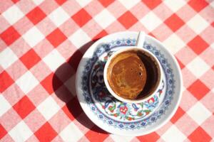 un taza de turco café en mesa foto