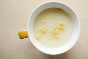 sopa de taza instantánea en una taza en la mesa foto