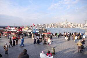 Turquía Estanbul 23 julio 2023. barco pescado restaurante a galata puente eminonu dorado cuerno Estanbul foto