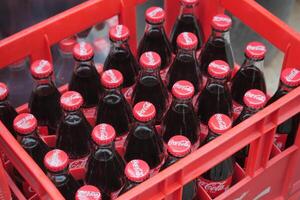 Turquía Estanbul dieciséis julio 2023. lleno Coca Cola botellas foto