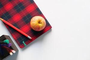 negro al concepto de escuela con manzana en el bloc de notas en la mesa. foto