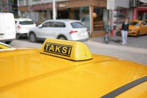 Taxi coche en el calle en Estanbul foto