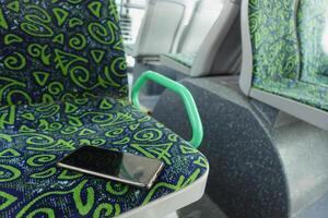 olvidar teléfono inteligente en público autobús sentar foto