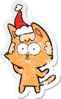 contento mano dibujado afligido pegatina dibujos animados de un gato vistiendo Papa Noel sombrero png