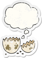 dibujos animados agrietado huevo con pensamiento burbuja como un afligido desgastado pegatina png