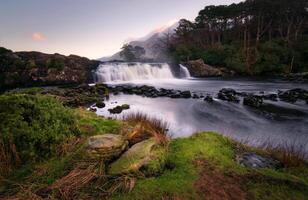 hermosa Mañana naturaleza paisaje de aesleagh caídas en río errante en condado mayonesa, Irlanda foto