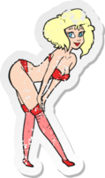 Retro-Distressed-Aufkleber eines Cartoon-Pin-up-Girls, das Strümpfe anzieht png