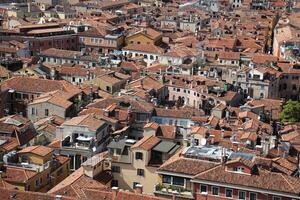 mantova Italia 10 09 2023 . rojo embaldosado techos en el ciudad de mantua. foto