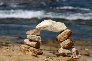 piedras en un ciudad parque en el costas de el Mediterráneo mar. foto