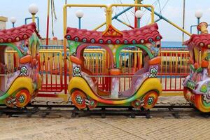 artículos para juegos y Deportes en el patio de recreo en el ciudad parque. foto