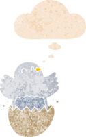 poulet à couver de dessin animé et bulle de pensée dans un style texturé rétro png