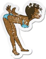 retro nödställd klistermärke av en tecknad pin up flicka i bikini png