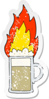 adesivo retrô angustiado de uma caneca de cerveja flamejante de desenho animado png